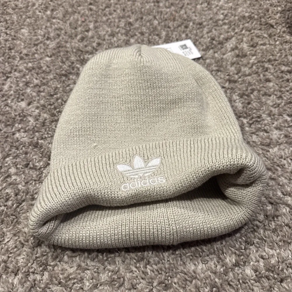 adidas Originals Women's Trefoil Beanie. Alumina Heather/White. One Size One